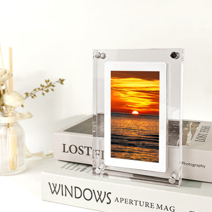 CrystalFrame – Acryl Digitalrahmen mit Video-, Foto- & Musik-Playback
