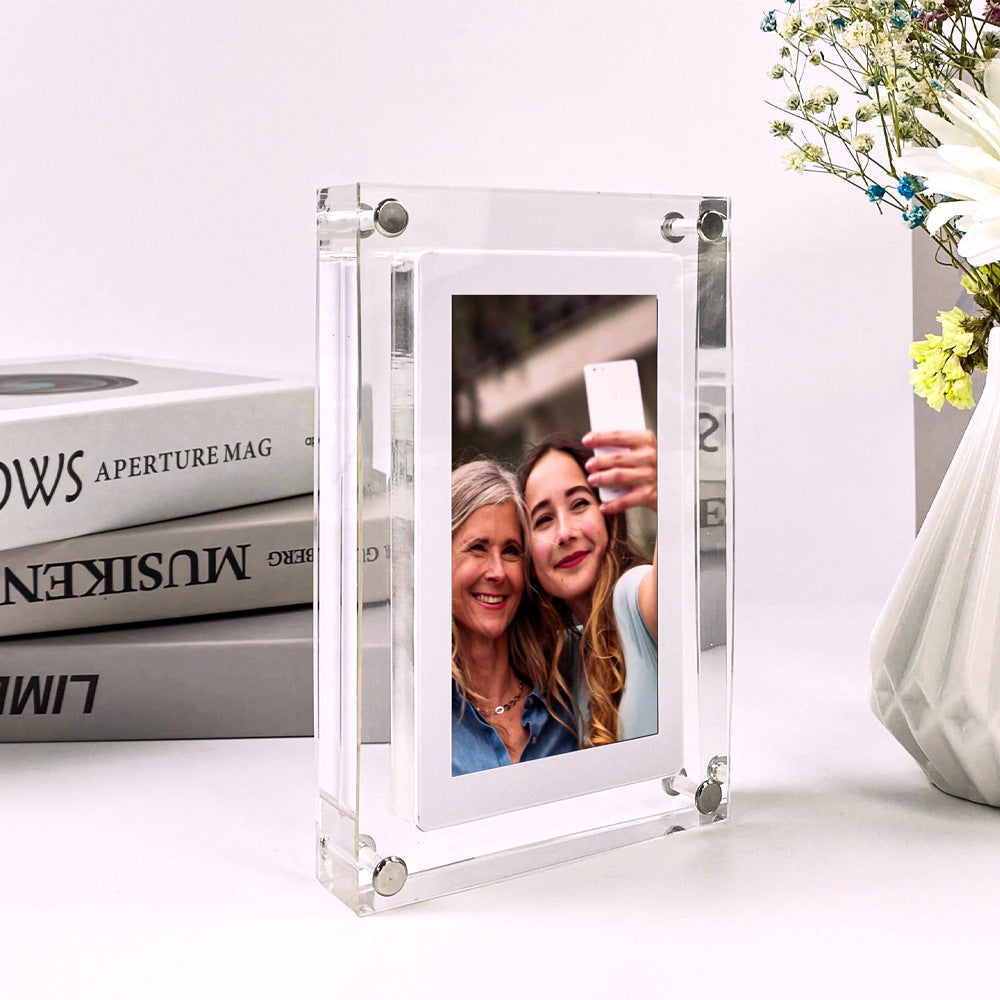 CrystalFrame – Acryl Digitalrahmen mit Video-, Foto- & Musik-Playback